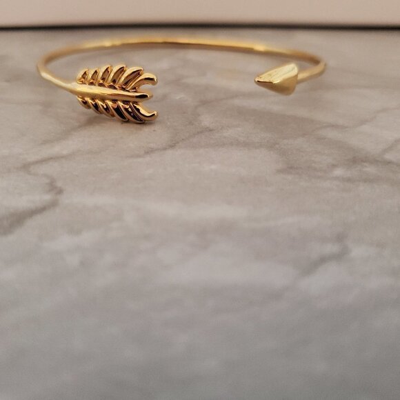 🏹 Stella and Dot Dainty Minimalist Gilded Arrow Cuff Bangle Bracelet 🏹 - Picture 1 of 9
